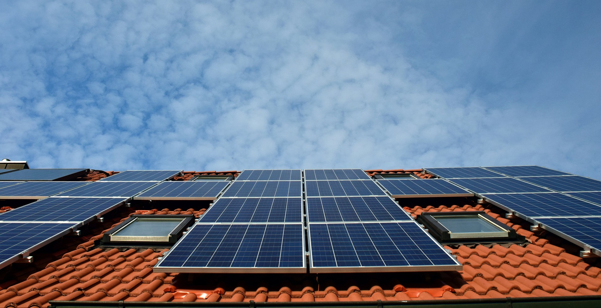 Painel solar fotovoltaico no telhado de uma casa.