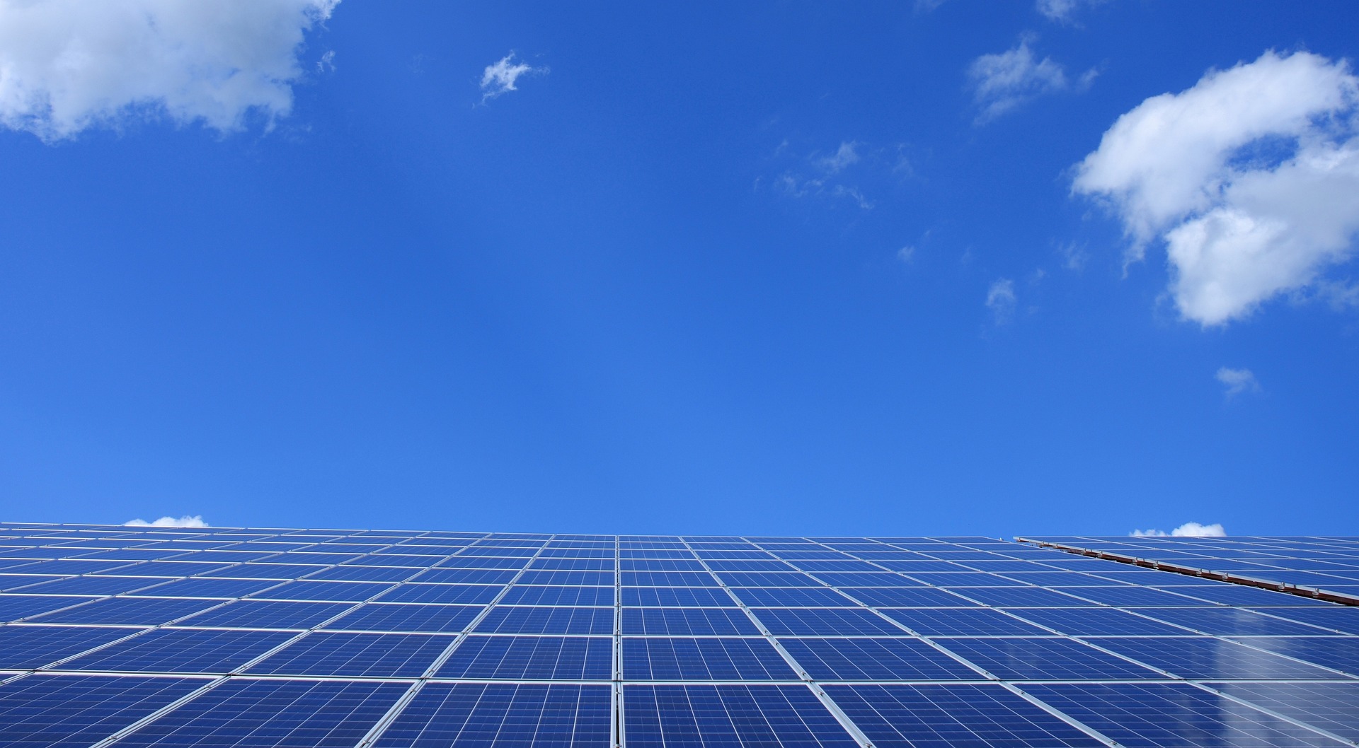 painel fotovoltaico no céu azul